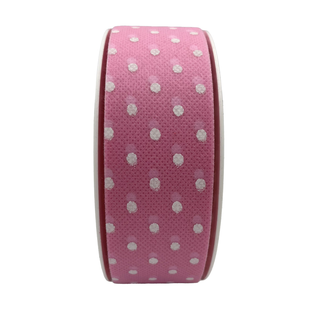 Dekorativni trak 40mm 50m - svetlo roza z belimi pikami